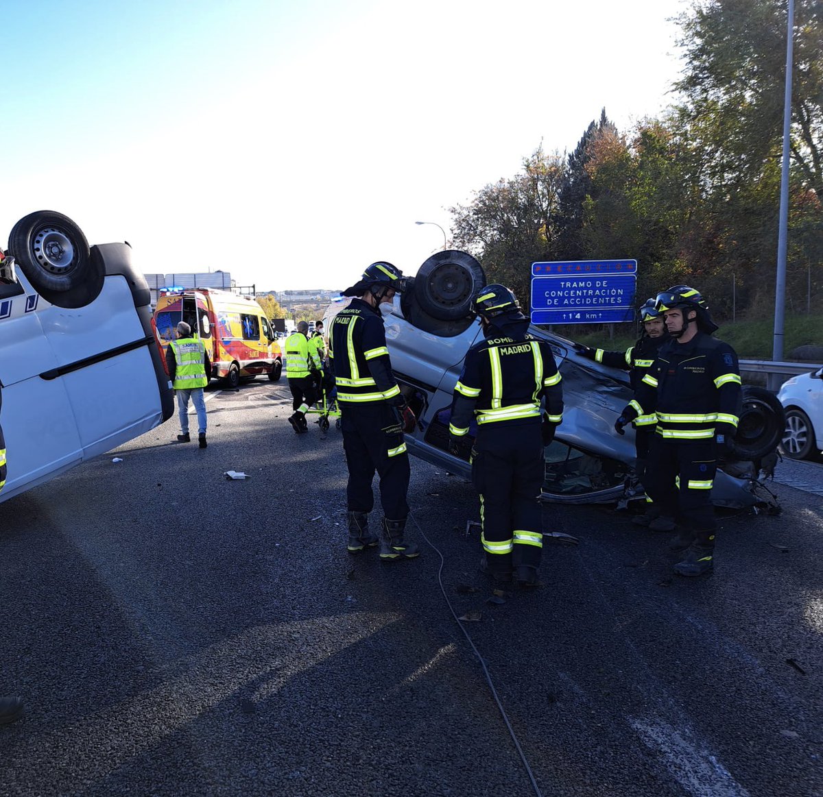 EmergenciasMad's tweet photo. 📢Tráfico lento a la altura del km 22 de la #M40, calzada exterior, por el vuelco de dos vehículos. 

➡️Están interviniendo @SAMUR_PC , @BomberosMad y @guardiacivil.

➡️Hay tres heridos leves. 

📍#Villaverde https://t.co/lnvGblKGbb