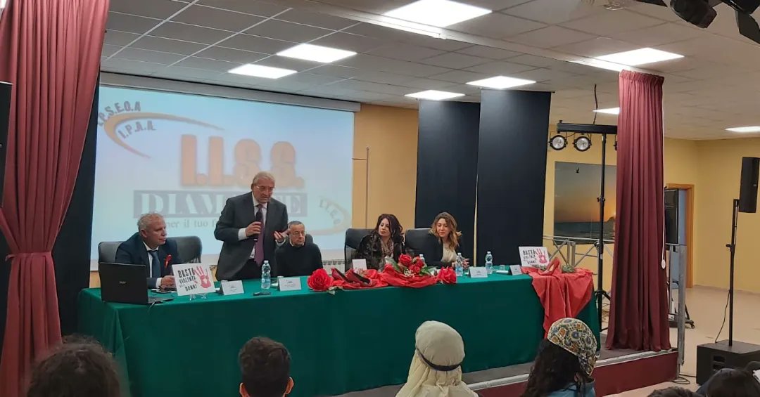 Stamattina all'IIS di #Diamante nella giornata contro la violenza sulle donne. Parlare ai giovani è fondamentale perché il primo passo per estirpare questo male è educare i nostri ragazzi.
#25novembre 
#liberapuoi