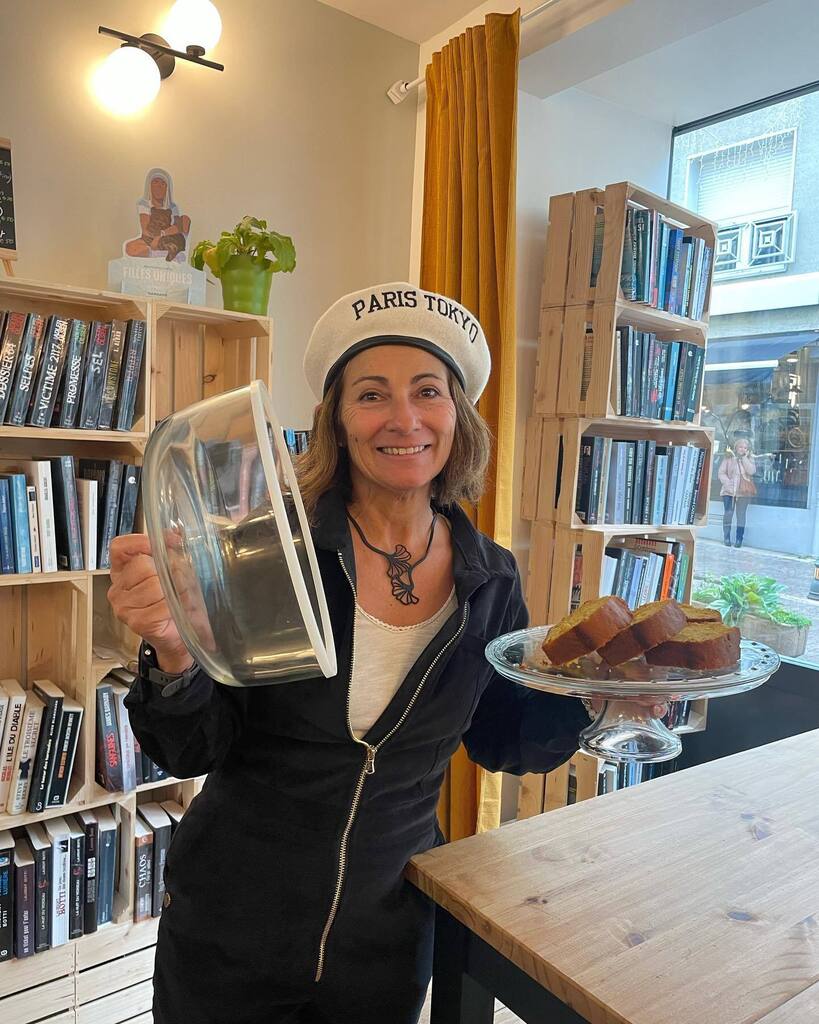 gillespudlowski's tweet photo. Chez Isabelle Marty, au cœur de Foix, on prend de la pause sucrée avec une tarte au chocolat, un cake, un tiramisu ou un croissant, sans oublier de faire des rencontres, de lire la presse du jour ou d’emprunter un livre #le36 #foix #ariege - horaires : 8… https://t.co/f2O4VWLAMp https://t.co/IllbM2NCpB