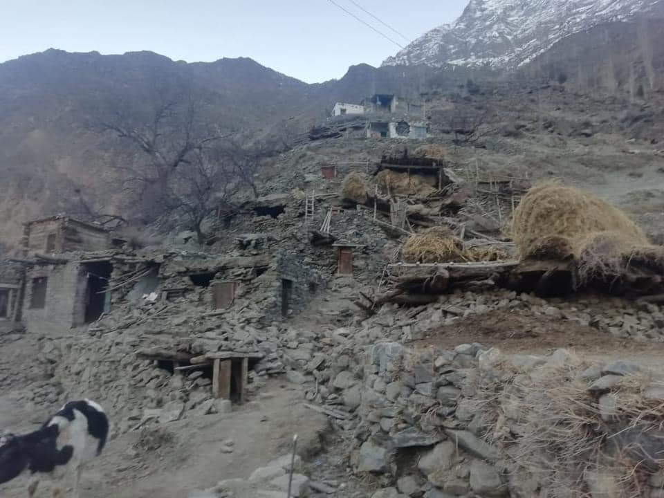 Mirza45994191's tweet photo. #Rondu earthquake affectees to stage sit-in on Jaglote-Skardu Road from tomorrow against the government apathy towards the affectees. https://t.co/HXfgxBDnFu