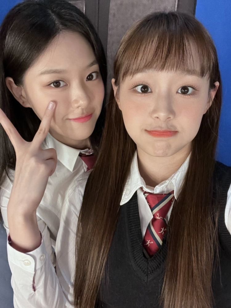 bubblhye's tweet photo. hyunjin has literally been the best thru all of the chuu drama. from making sure to include chuu as part of loona, reminding us that loona is 12, and not staying quiet about she feels, hyunjin deserves sm praise 💛💛 https://t.co/RQhd8q4Bi6