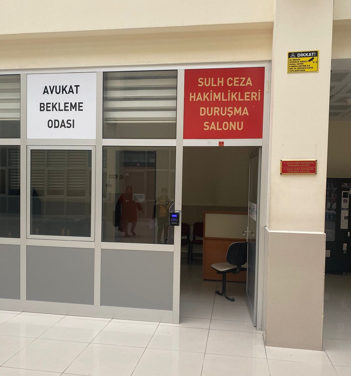 Konya adliyesindeyiz. Köpek katilleri buraya getirildi ancak hiçbir avukat savunmak istemediği için henüz mahkemeye çıkarılamadı

Konya Barosu avukatları, zorunlu savunma görevine atanmamak için CMK sistemini kapatmış durumdular🙏🏼

Emri verenleri de öğreneceğiz #KonyadaKatliamVar