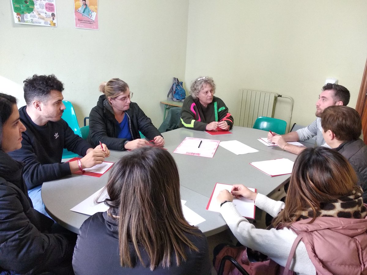 fundacionFISAT's tweet photo. #JuntasporlaInfanciaFISAT Trabajamos en equipos sobre un caso práctico para reflexionar cómo mejorar la intervención. https://t.co/bh0aDaeMkB