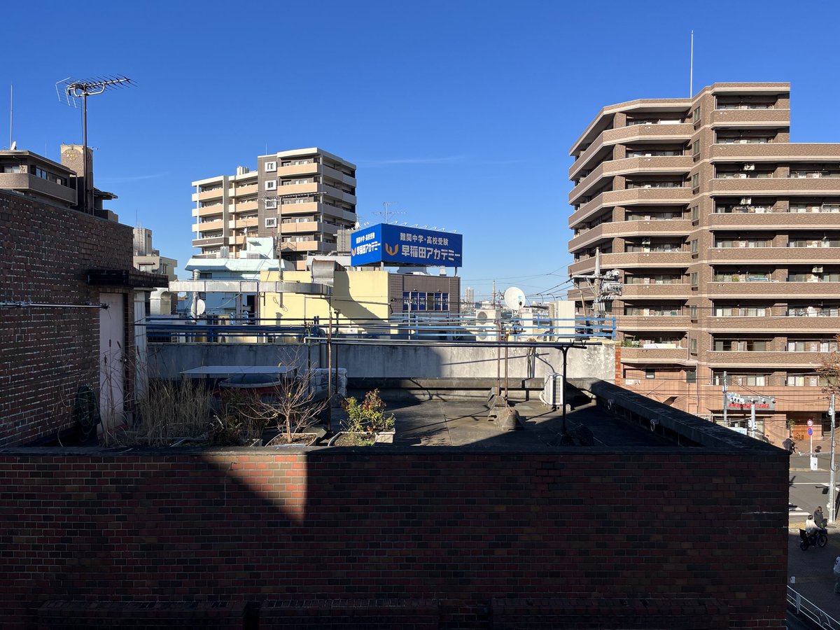 「ある資格を取りに朝から東村山へ。写真を撮ってたら赤とんぼが何度も腕にとまった。 」|tokunaga masayukiのイラスト