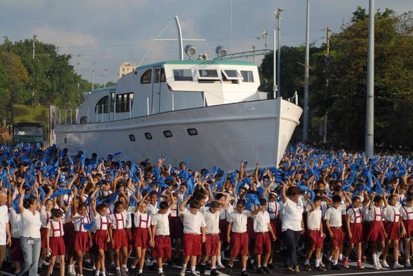 Quiso la historia verte zarpar con sueños de libertad un 25 de noviembre y repite el mismo día tu viaje a la eternidad. Seguirás aquí, no te dejaremos ir, siempre serás nuestro #FidelPorSiempre ese #FidelLuzYGuia para #Cuba y para el mundo.