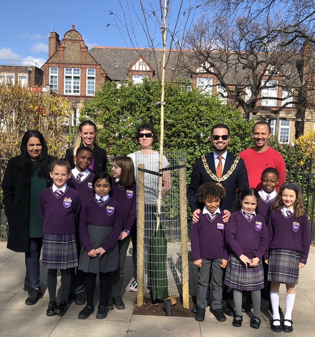 TreesforStreets's tweet image. #NationalTreeWeek starts tomorrow, and planting season has already started in some areas. 🌳🌳

If your council is tagged below, there's still time to sponsor a tree and have it planted this winter.

Make your request now: treesforstreets.org/start

#StreetTrees #UrbanGreening