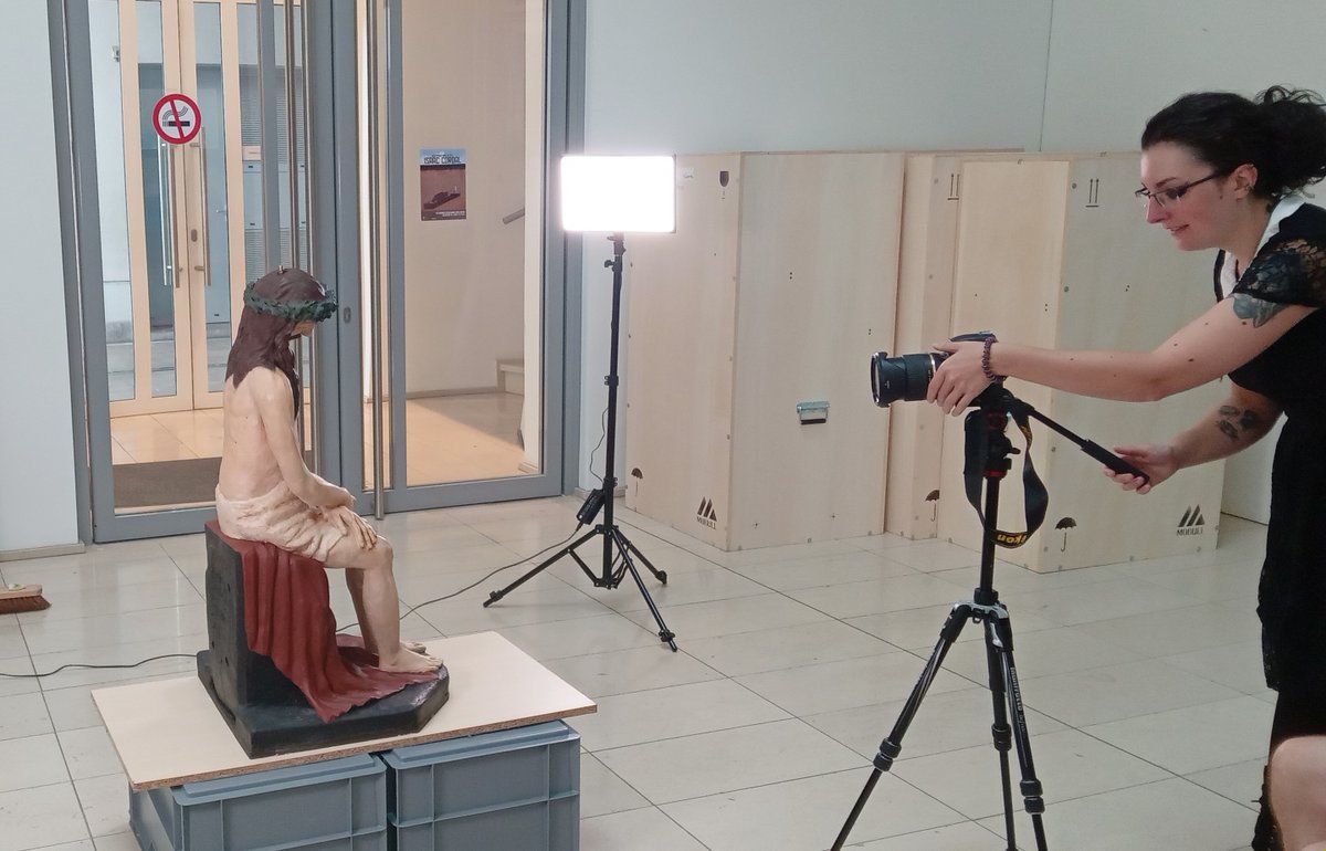 En Septembre dernier, j'ai été #numériser par #photogrammetrie une statue d'un "Bon Dieu de Pitié" dans le musée Les Bateliers à #Namur.
J'en suis à l'étape peinture mais voici un #WIP de cette #impression3D de 90 cm de haut.

 #art #craft #museum
