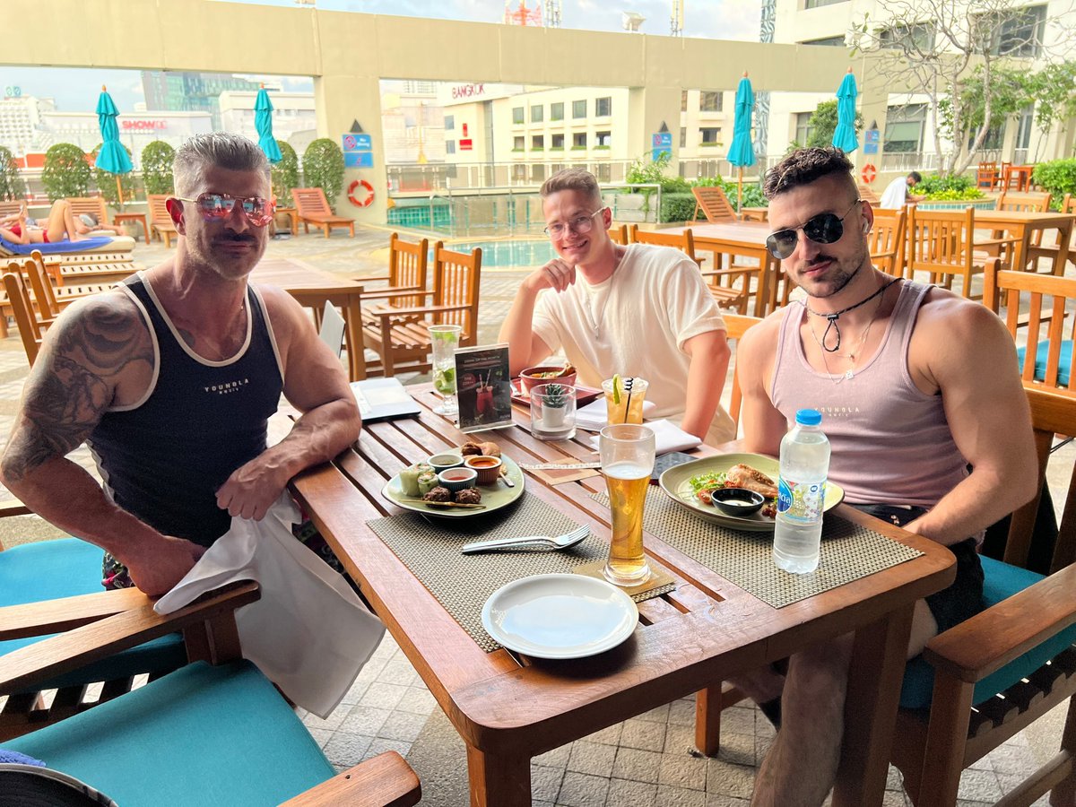 With @KillianAdam @dysintrades @FlirtSummit enjoying lunch in Bangkok. Enjoying the thai culture!