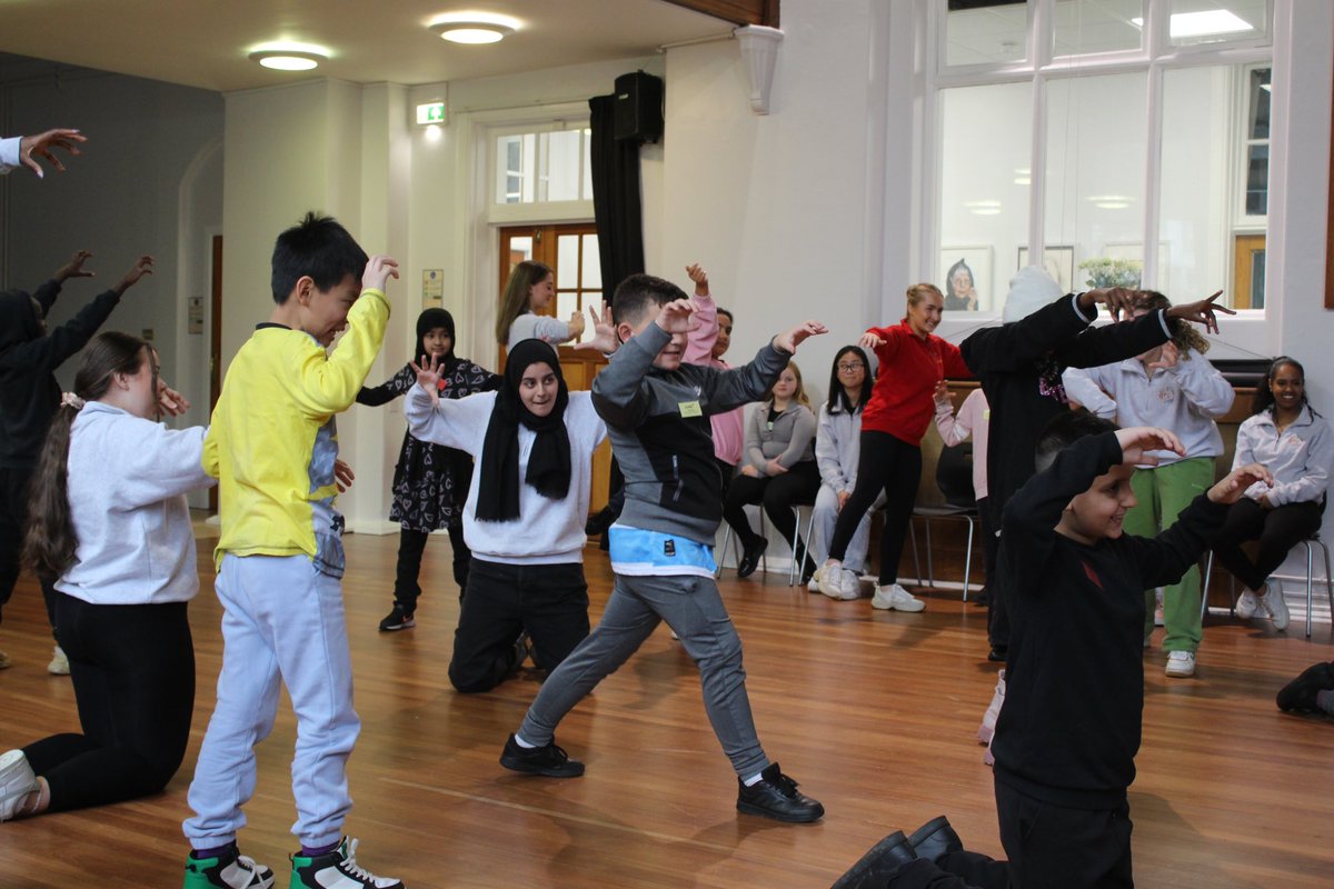 SheffieldSHINE's tweet photo. First exciting week of SHINE at @SheffieldHigh. Introducing the new student mentors to the children for the programme of 2022/23! Taking part in drama and English. https://t.co/f8c4UJVExZ
