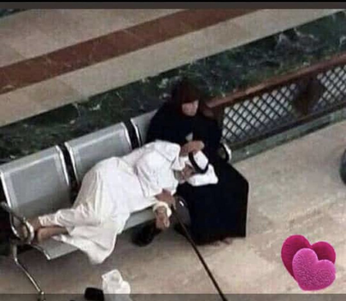 في حجرها ماله ومال للمخده
خلوه يآخذ غفوته من غلاها
شابوا وعيت لا تشيب الموده
بقلوبهم قام يتجدد صباها !