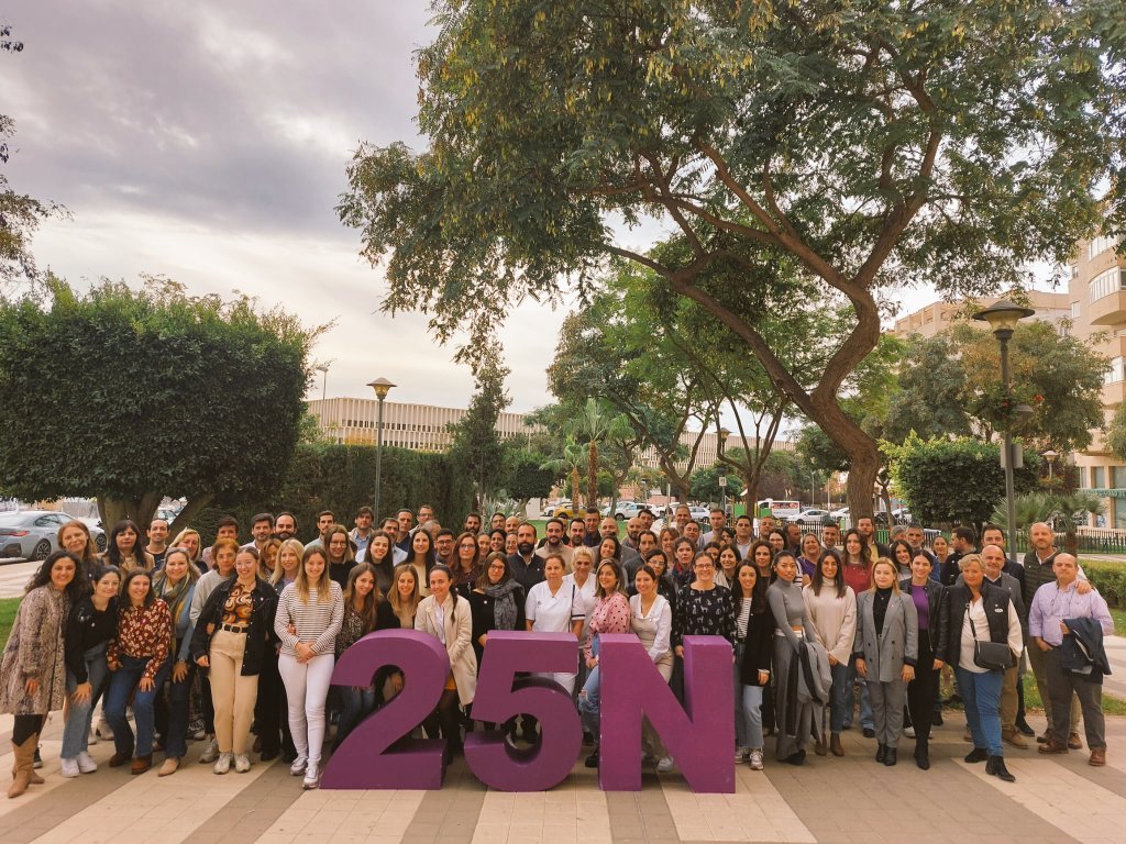 CeliaLopezGarc3's tweet photo. #UnaVidaSinViolencia desde Clece Málaga nos unimos a la visualización de este problema, de esta lacra, que debe erradicarse por el bien de hombres y mujeres, por el bien social. https://t.co/gQgn7ZqofY