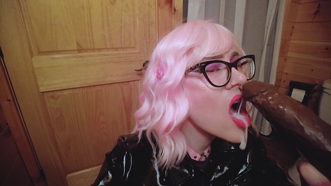 2 pic. Would you like to do this to me?

New video on my OF/fansly including a little cumwalk. https://t