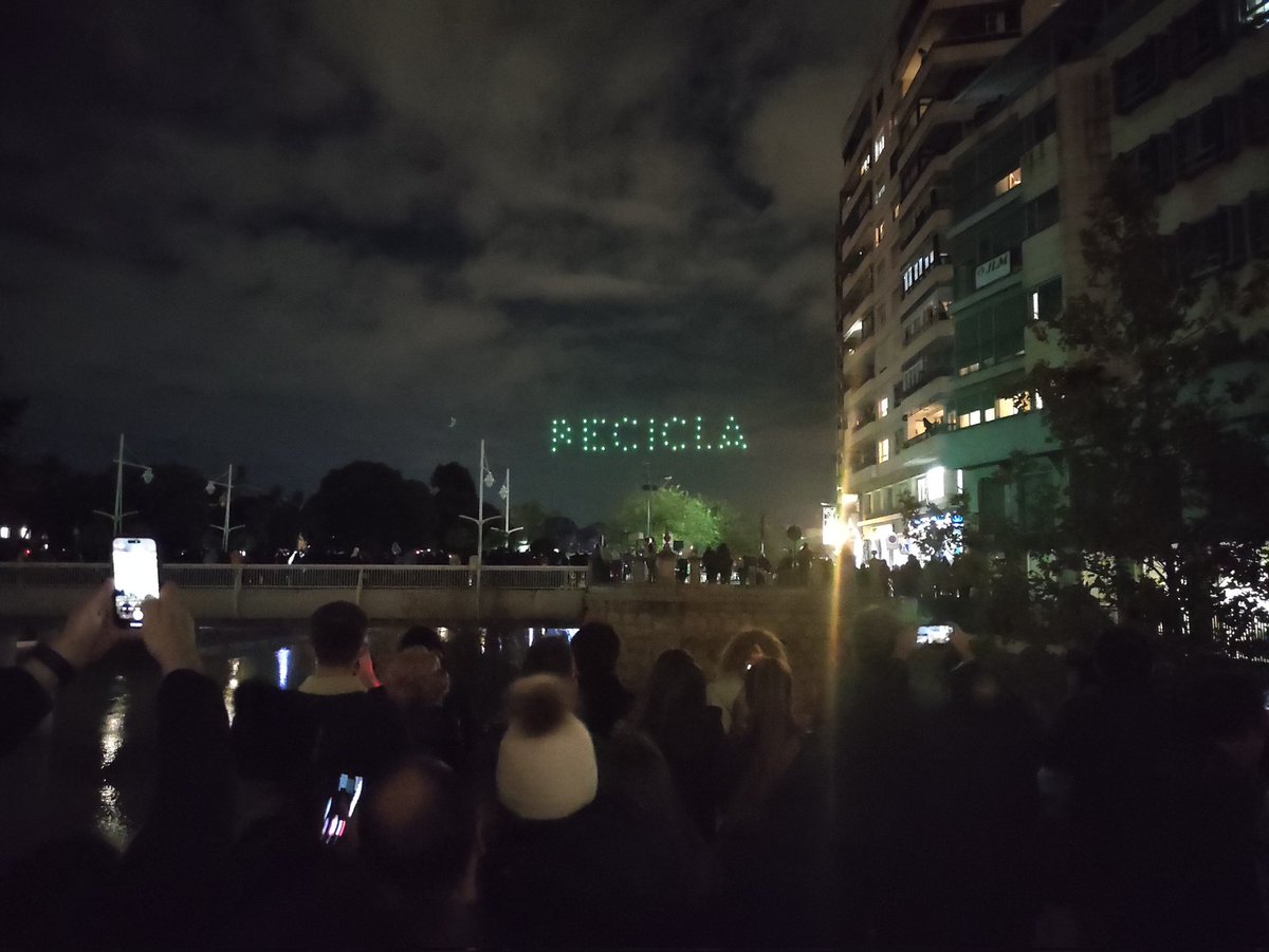 GinesRuizMacia's tweet photo. Os dije que se podía... espectáculo con drones, sin fuegos artificiales, en #Murcia https://t.co/Tk78DvyCOP
