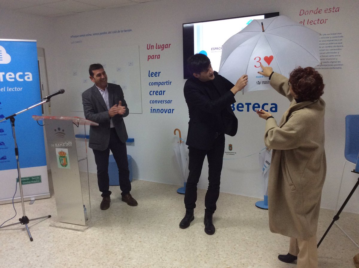 mcastellanoba's tweet photo. Continuamos con un nuevo número de magia de @AlfredCobami en la inauguración del #EspacioNubeteca de la #Biblioteca de La Codosera donde los #paraguasnubetecos cobran vida. https://t.co/gBjbOykYOV
