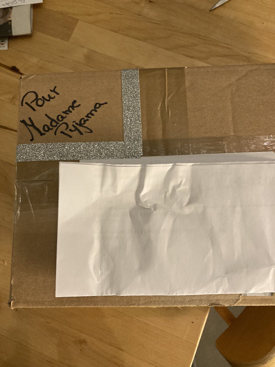 santapyjama's tweet photo. Il n’y a plus qu’à aller à la poste 😊 Je te préviens chère lutine, l’emballage des cadeaux, c’est pas mon fort, mais ce colis a été préparé avec affection (et du scotch à paillettes)! https://t.co/f1uWyP5Cd7