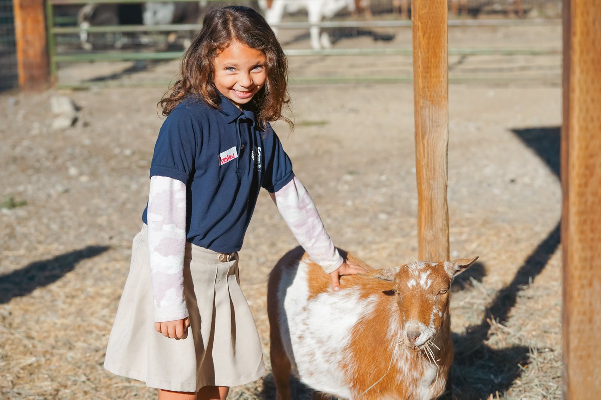 KidsUnlimitedA1's tweet photo. Today’s #flashbackfriday post is when our 1st-grade students went on an adventure to @SanctuaryOne1 and got to know a few furry friends along the way ⁠
⁠
#kidsunlimitedacademy #charterschool #roguevalley #southernoregon #oregon #animals #cute #adorable #sanctuary #sanctuaryone https://t.co/fCuI3GqbsS