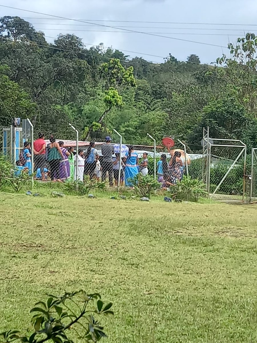 AEVePan's tweet photo. Denunciamos el secuestro de nuestras compañeras docentes de la Escuela Las Huacas del distrito Kodri-Comarca Ngäbe-Buglé por parte de los padres de familia. Señor Braulio Palacios Director Regional de @MeducaPma ya basta de atropellos contra los docentes https://t.co/uwQh4HCblI