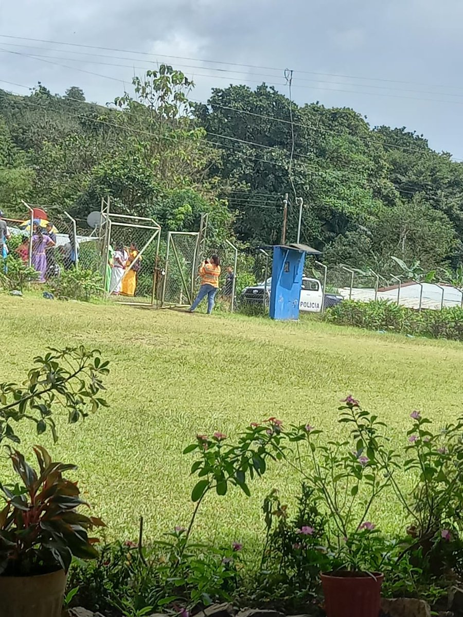 AEVePan's tweet photo. Denunciamos el secuestro de nuestras compañeras docentes de la Escuela Las Huacas del distrito Kodri-Comarca Ngäbe-Buglé por parte de los padres de familia. Señor Braulio Palacios Director Regional de @MeducaPma ya basta de atropellos contra los docentes https://t.co/uwQh4HCblI