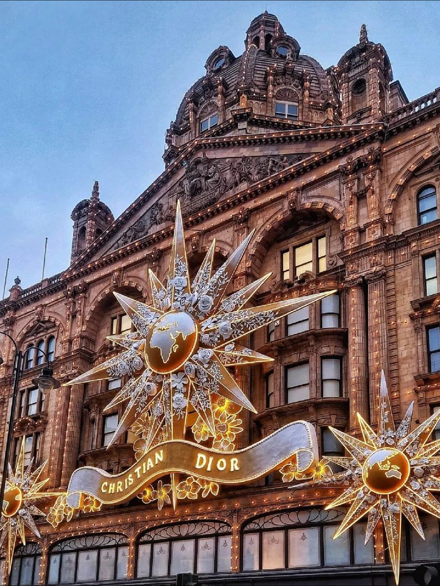 VisitBritainBR's tweet photo. Quando eu digo que o Reino Unido está por inteiro no clima de Natal, é tudo MESMO!

Dá uma olhadinha em como está a loja da Dior em Londres!

Marque alguém pra te levar pra fazer umas comprinhas de natal por lá

📌:Londres, Inglaterra

📸:@megelizabeth__

@luke_through_my_lens https://t.co/jBzCSh36L1
