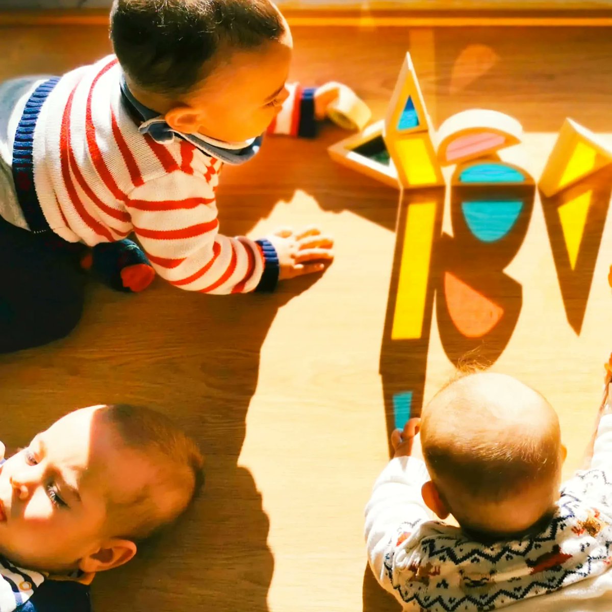 AlboradaColegio's tweet photo. Nuestros bebés aprovechan la luz que entra por su aulas para jugar con estos bloques translúcidos.
Nuestro objetivo principal es desarrollar y estimular al máximo sus sentidos.
¡Nos gusta mucho! 👶❤
#BrightKids #ColegioAlborada #InfantilAlborada #babi #activitiesforkids #love https://t.co/JdPXbbuQdz