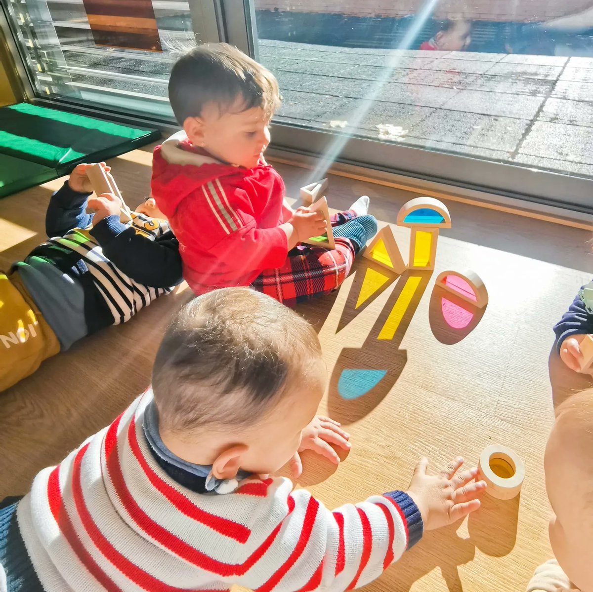 AlboradaColegio's tweet photo. Nuestros bebés aprovechan la luz que entra por su aulas para jugar con estos bloques translúcidos.
Nuestro objetivo principal es desarrollar y estimular al máximo sus sentidos.
¡Nos gusta mucho! 👶❤
#BrightKids #ColegioAlborada #InfantilAlborada #babi #activitiesforkids #love https://t.co/JdPXbbuQdz