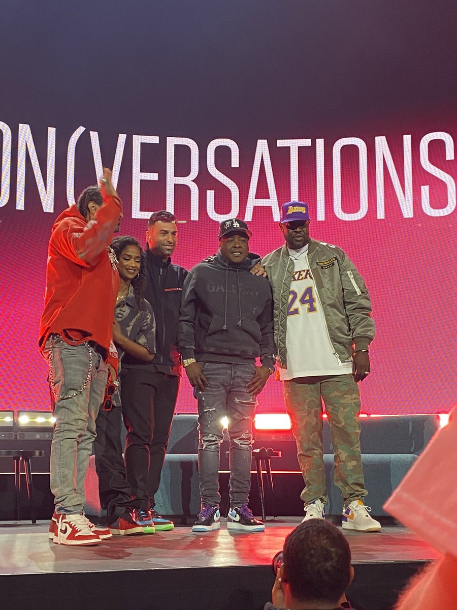 Torres6Roberto's tweet photo. Best surprise ever from wifey! Reminiscing #complexcon all over again! Can’t wait to come back next year! Yee! @JLaPuma @Complex @MatthewJWelty @brendandunne @Therealkiss @DJClarkKent @jimjonescapo @seanseaevans @PUSHA_T @NEMS_FYL https://t.co/fCGqz87yWB