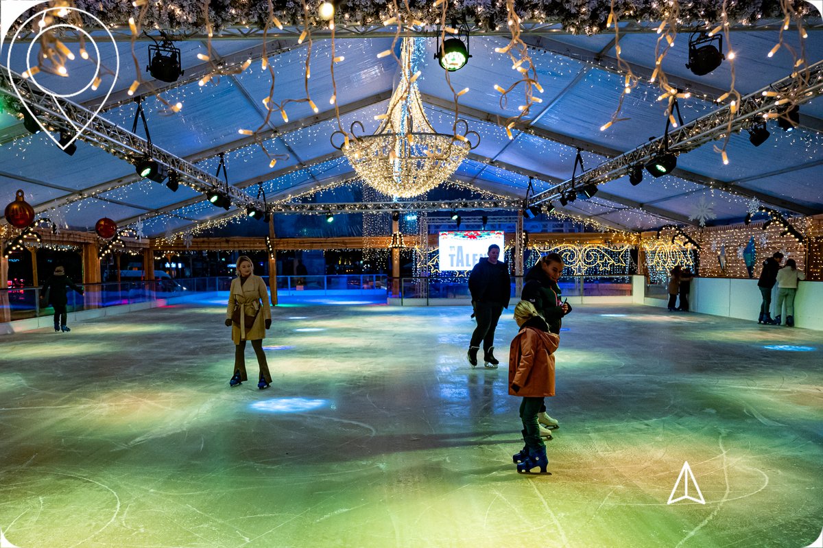 SOEQnl's tweet photo. Schaatsliefhebbers opgelet! Tot 8 januari  kan je op de Heuvel in Tilburg terecht voor schaatsplezier in schaatsbaan van het Tilburgs Winterparadijs.
Vanmiddag werd de schaatsbaan officieel geopend. Bekijk de mini-serie op Facebook
#Tilburg #Schaatsbaan #winterintilburg #Kerst https://t.co/dLDcMTmkqY
