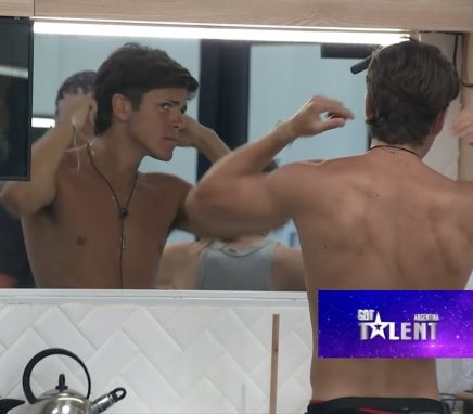 nunca3stoy's tweet photo. marcos se cortó un poco el pelo #GH2022 https://t.co/j1gAKZ6nbx
