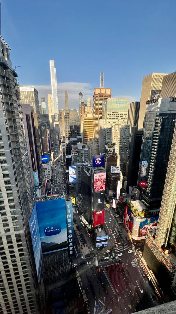 zepyaf's tweet photo. #AF014 CDG JFK 🇺🇸 - j’ai eu le privilège d’accompagner 285 clients aux USA aujourd’hui - arrivée sous un beau soleil en piste 22L avec 10 mn d’avance, des clients La Première ravis de leur service impeccable et 20h de repos sur Times Square avant de repartir demain. #iLoveMyJob https://t.co/yRE8Z81uTH