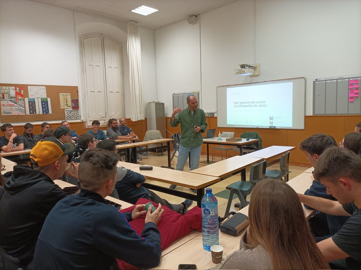 Trobada dels alumnes d'FP de DAM de #JEClot i els alumnes de 3D de #JEstignasi per preparar el joc Mocion que treballa el Discerniment de St Ignasi <a href="/JesuitesEdu/">Jesuïtes Educació</a> <a href="/jesuitesFP/">Jesuïtes FP</a>