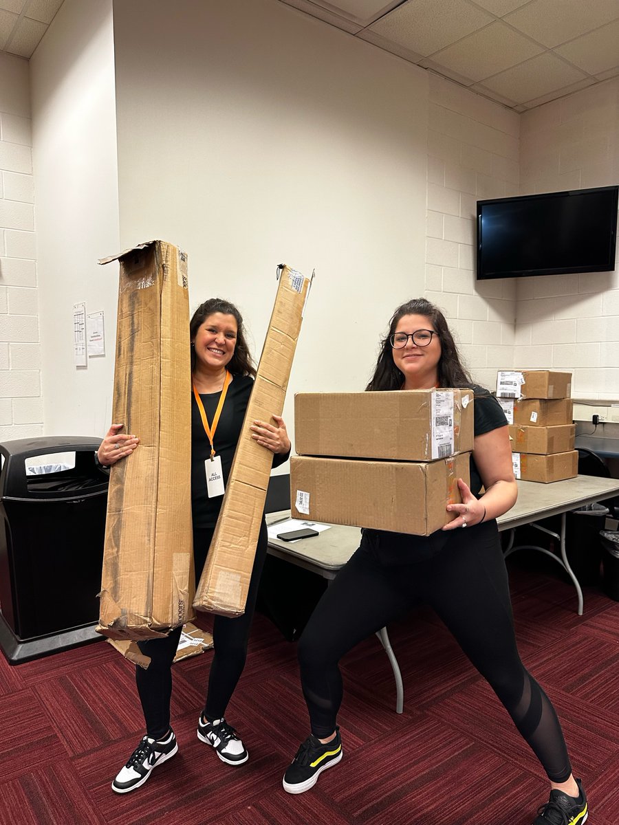 EvolvedEvent's tweet image. Only this team can make hauling boxes behind the scenes look good 😜 #TeamEES