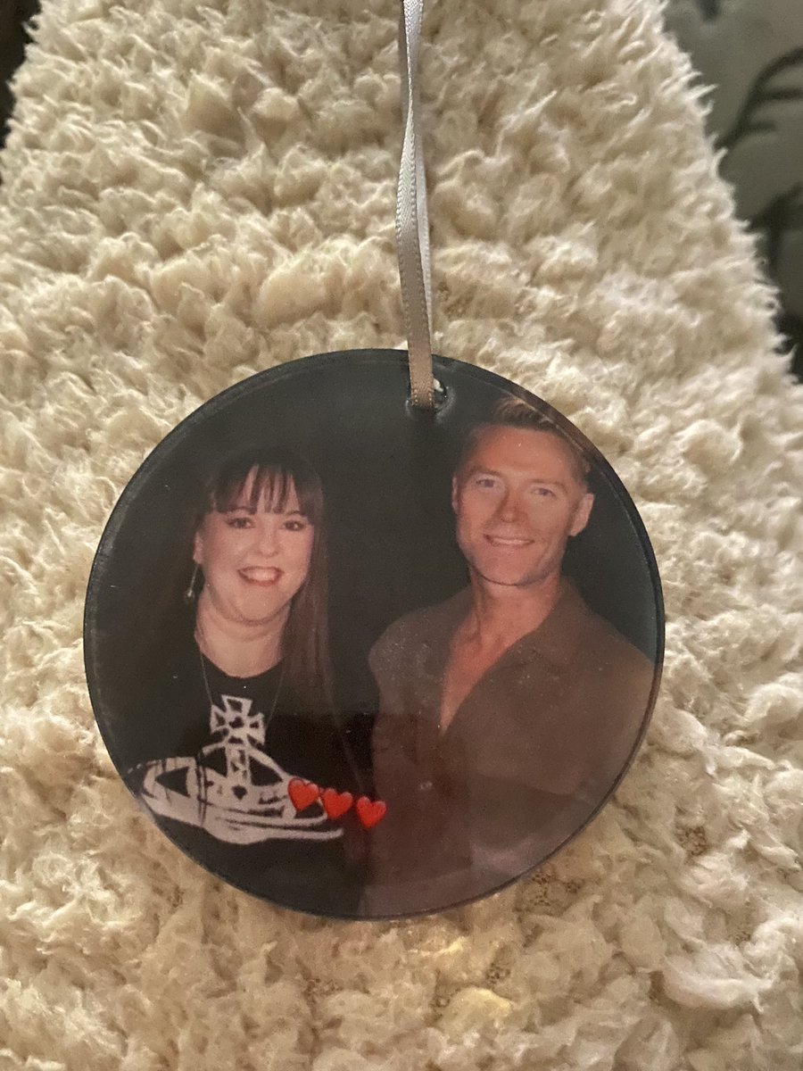 TrinaR83's tweet photo. When your marra buys you a new Christmas bauble every year and EXCEEDS all expectations for 2022’s addition!!!! Thanks Judy 😍😍❤️ #LOVE #23YearCrush #39YearOldMe #SheKnowsMeWell @ronanofficial @Miss__JT https://t.co/IE37jFQHZM