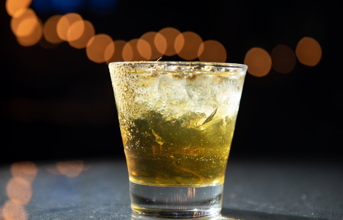 Weekend, we are ready for you! #SeeYouAtScampo
🌼 Lyd’s Flower with citrus chamomile tea, jack daniels &amp; galliano dusted w/ electric dust, finished with citrus chamomile petals