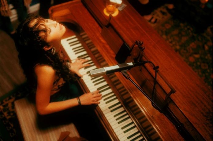 Folk rock singer/songwriter Calista Garcia has shared a new single, "Kalamazoo,” premiering with Under the Radar. Her new LP, 'Confession,' is out next year.
undertheradarmag.com/news/premiere_…