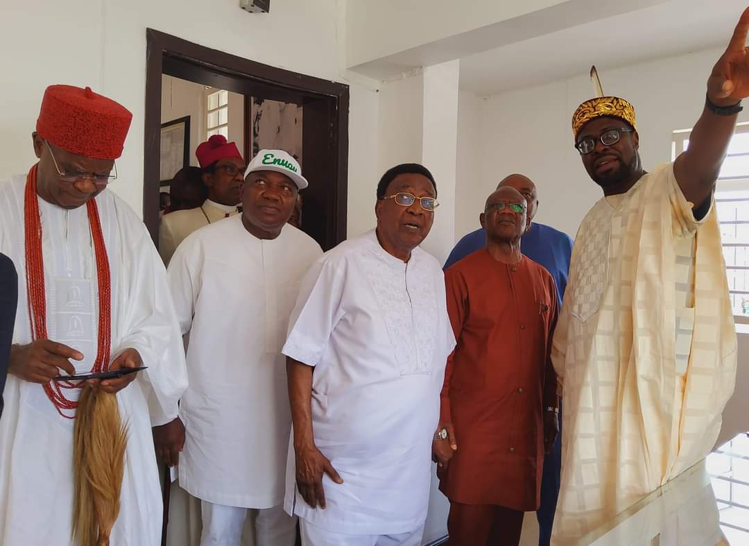 GovUgwuanyiNews's tweet photo. Obi of Onitsha, #Zik’s family, Nwobodo, Eze, others pour encomiums on #Governor #Ugwuanyi for immortalising #Nigeria’s first #President

*As governor inaugurates Nnamdi #Azikiwe Centre in #Enugu

The Obi of Onitsha, Igwe Alfred Nnaemeka Achebe, the wife..
https://t.co/YTQkVfU5dO https://t.co/rsIabaaTYM