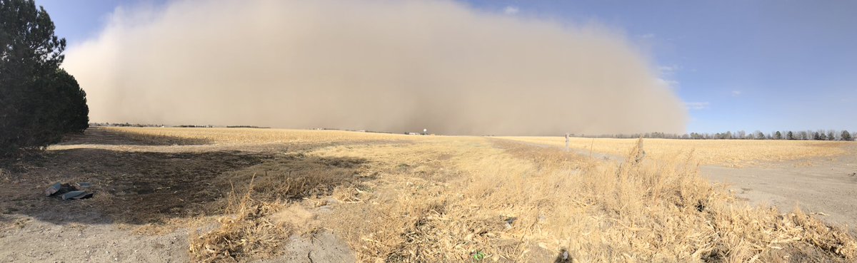 Jhillwx's tweet photo. @NWSGoodland what a sight! 1 PM MT as the wall of dust enters Goodland #kswx https://t.co/tgE4UCQvM2