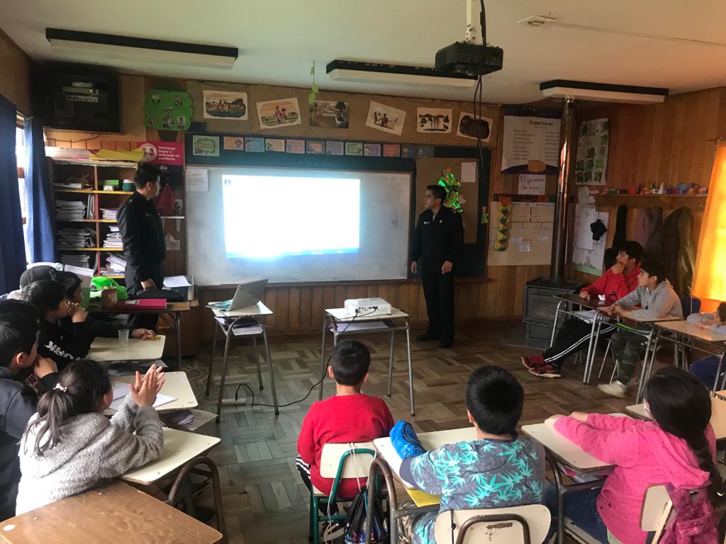 DGTM_Chile's tweet photo. Durante esta jornada, la Alcaldía de Mar de #Queilen, realizó charla sobre el correcto uso del número de emergencias marítimas 137 y recomendaciones de seguridad para el periodo estival, en la escuela rural "Juan Bautista Chiguay", de la localidad de #Contuy.
@Armada_Chile https://t.co/sKmRIqo6am