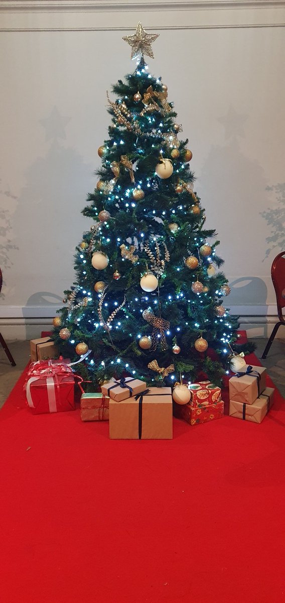 dunn180's tweet image. Well the tree is up, I think I done a great job @SGHLpool #Registrationservice