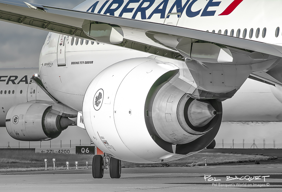 pbsolar's tweet photo. Photo difficile... avec 2 #Boeing 777-300ER d'#AirFrance pour décollage dont l'un en poussée sur la RW 27L de l'Aéroport Roissy #CDG et l'autre en attente alignement - @AFnewsroom @amis_AF @pilotes_af @CSEC_AirFrance #AFGeek #afgeeks #avgeeks https://t.co/c2exoYRsxx #AvGeek https://t.co/HyLaNv9EUy