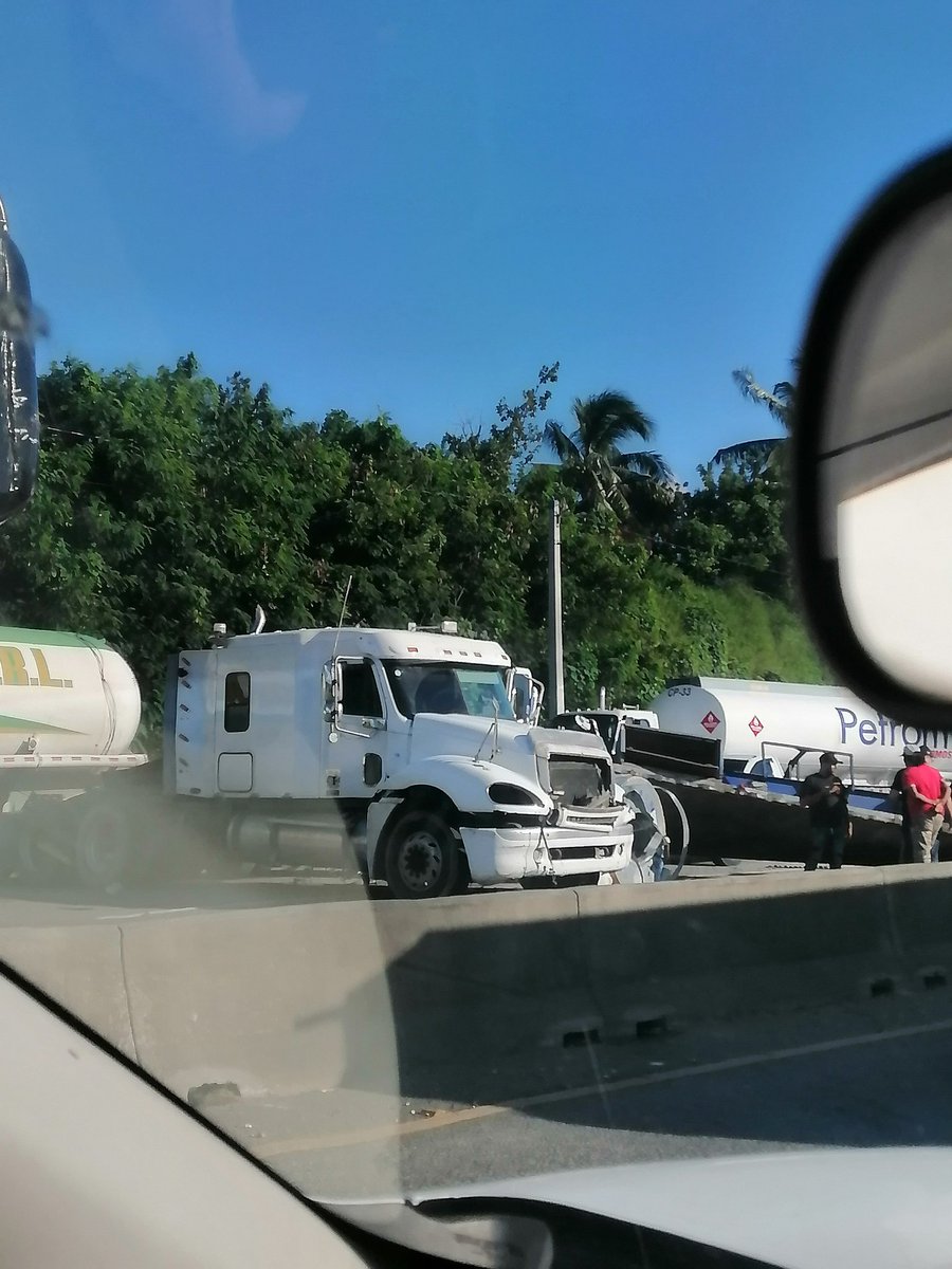 felinobv's tweet photo. Accidente, camión averiado en la circunvalación Santo Domingo con carretera Sánchez, San Cristóbal. https://t.co/6luwpTTQ4y