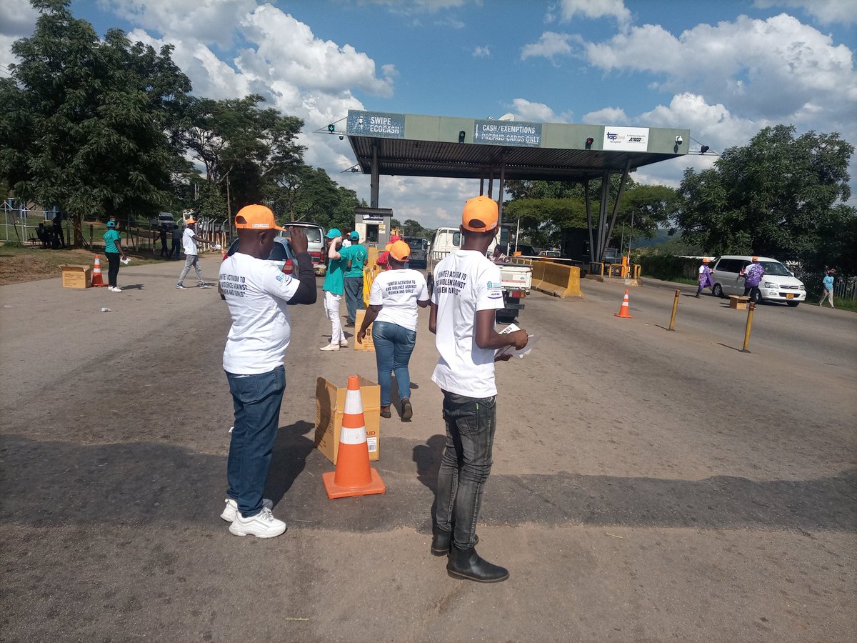 As we continue to raise awareness against Gender Based Violence today we were in partnership with Population Services Zimbabwe, @AdultRapeClinic @FYBY09 and ZINARA disseminating information on Zimbabwe tollgates. #16DaysOfActivism