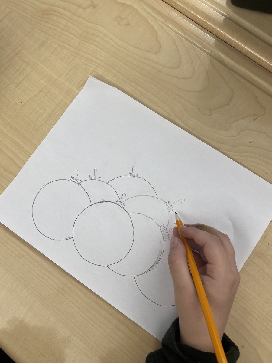 Miss_FergusonH's tweet photo. Working on some Christmas themed perspective art using size and value. 🎄@StGregoryHCDSB https://t.co/rNYFLWoFTk