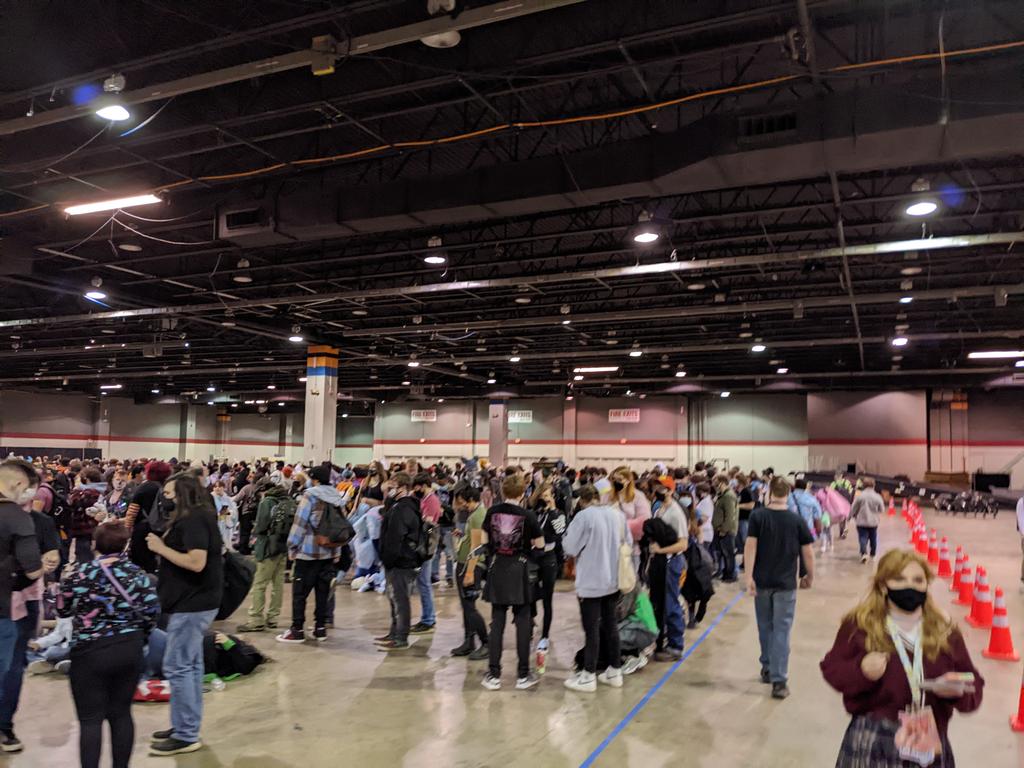 RaevynneVile's tweet photo. The line for the dealer's den just before it opened 🤯 #MFF2022 #MidwestFurfest2022 #mff22 https://t.co/WJccL4HjEG