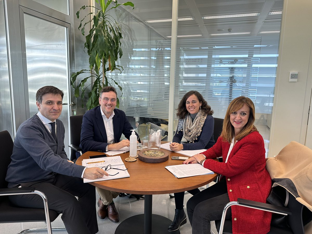 Hoy hemos mantenido una importante reunión desde <a href="/AepAndalucia/">AEPAndalucía</a> con su presidenta <a href="/RinconMarga/">Marga Rincón</a> con el DG de industria y minas de la Junta Andalucia Cristobal Sánchez para trabajar en pro de los Espacios productivos. <a href="/Adari_agencia/">Adari</a> entidad especializada en zonas industriales