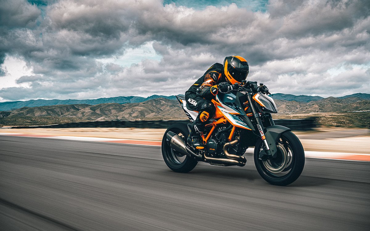 Motorvision_FR's tweet photo. Le nouvel épisode du magazine Motorcycles diffusé demain sur #MotorvisionTV vous propose un test comparatif sur circuit entre la KTM Superduke et la Honda CB1000R !
 
📅 Mardi – 21h50 CET
📺 https://t.co/fSUrTlZwEQ
 
#Motorvision #KTM #Honda https://t.co/66ZsMz2Sht