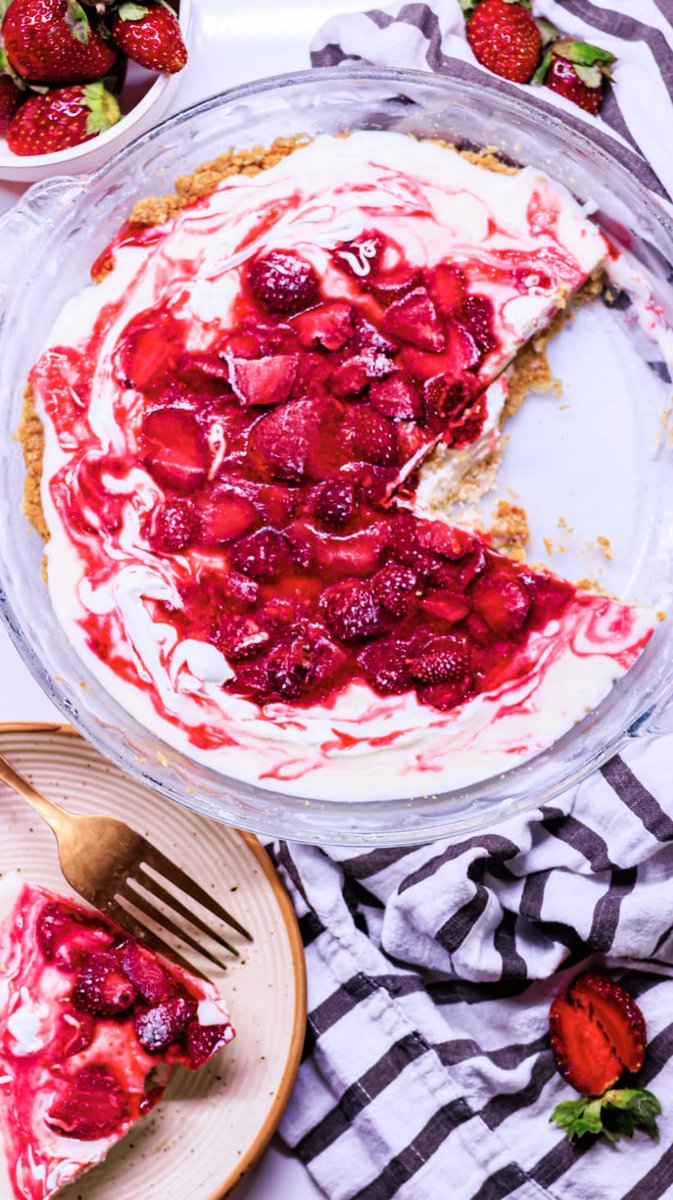 Easy Strawberry Pie with Cream Cheese - RecipeMagik recipemagik.com/easy-strawberr…