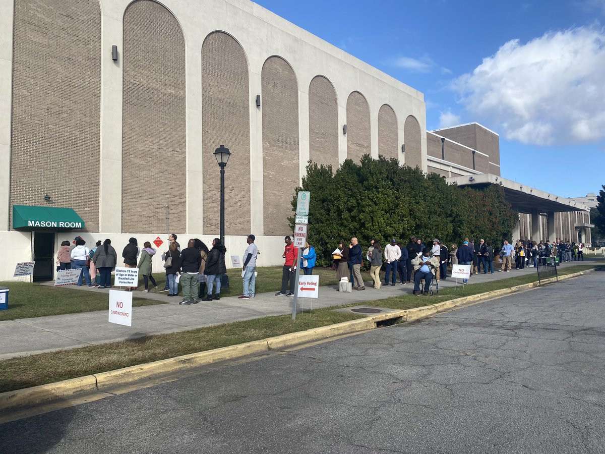 esguthrie's tweet photo. This is disgraceful. I have never waited more than 10 minutes to vote early. Yet even with having some relative flexibility in my schedule I still cannot afford a 45+ minute wait in the middle of a workday to vote in the #GeorgiaRunoff #Savannah @BrianKempGA https://t.co/E6tzugCyik