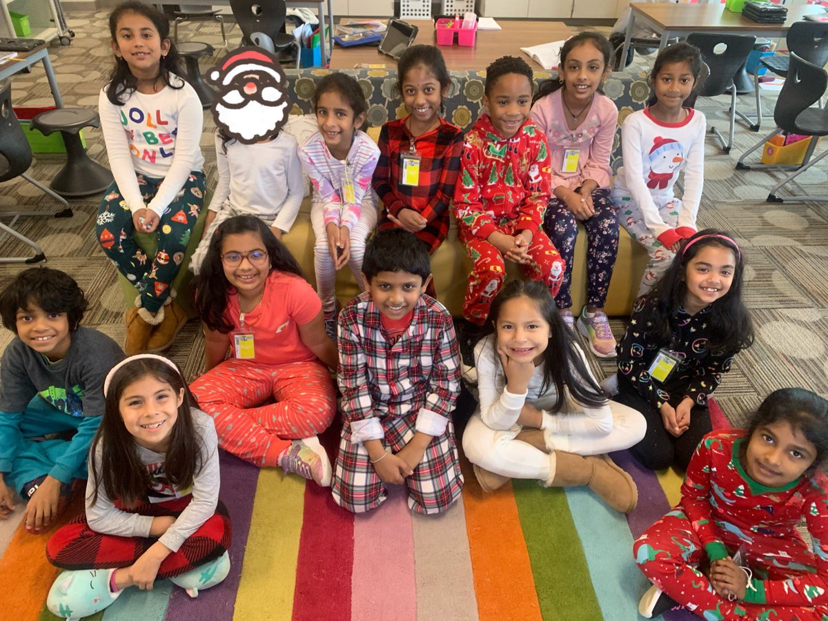 MissMcCornack's tweet photo. It’s a holiday pajama party in Y2! Happy Friday!🎅🏻🎄♥️ https://t.co/LlJaRATCuv