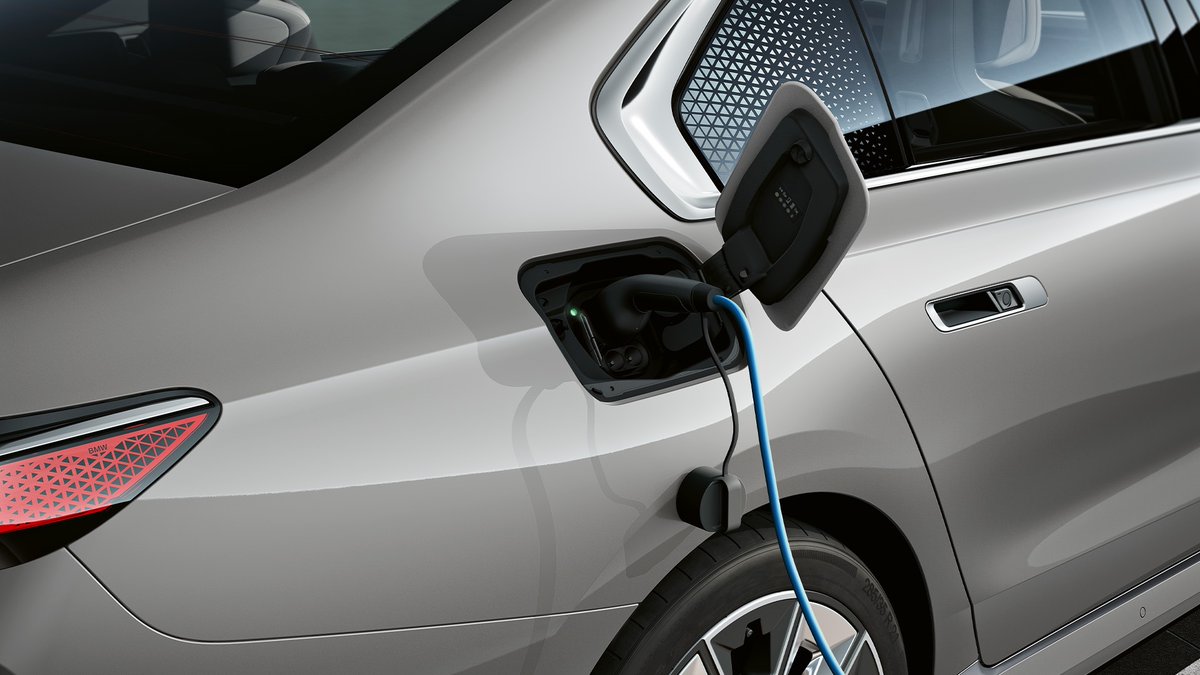 BMW's tweet photo. Sit back, relax and enjoy our new exclusive Charging measure set for #THEi7 #BMWCharging
 
Depending on the market, it comes with a free Public Charging offer for up to 3 years, Product Genius charging consultation to get you up and running and a Premium Welcome Package. https://t.co/d8cmbRQX3M