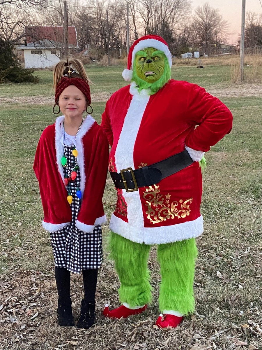 DSS_Missouri's tweet photo. The Children's Division's 9th Circuit participated in their community's annual holiday parade with a Grinch themed float. The float centered around the importance of foster parents and how to become one. Learn more: https://t.co/6WSaWrNitA #FosterMOKids https://t.co/yybGcFerdx
